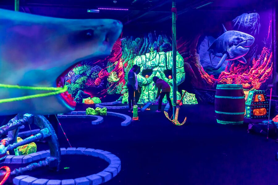 Aloha Amsterdam: 12-Hole Glow-in-the-Dark Mini-Golf - What Makes the Maritime Theme Fun Instead of Gimmicky