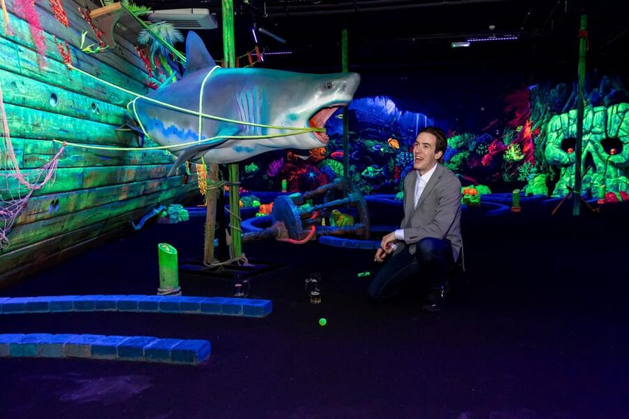 Aloha Amsterdam: 12-Hole Glow-in-the-Dark Mini-Golf - Tips for Playing Well in the UV Light (Without Overthinking It)
