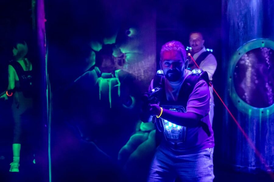 Aloha Amsterdam: Laser Tag Experience - Entering through the instruction room and the UV jungle-bunker setup