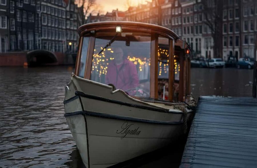 Amsterdam:1.5-Hour Canal Cruise local Guide, Drinks & Snacks - Best Fit, House Rules, and Who Should Skip This Cruise