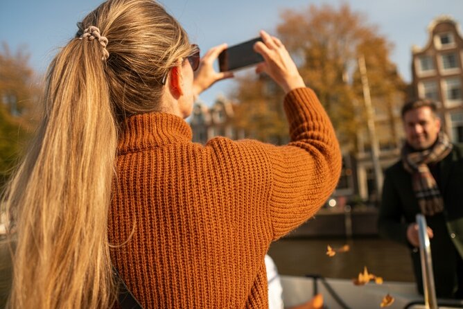Amsterdam 1-Hour Canal Cruise With Live Guide - The core route: canals, bridges, and the canal-ring story