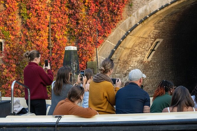 Amsterdam 1-Hour Canal Cruise With Live Guide - Bridges you remember: Magere Brug and the classic drawbridge look