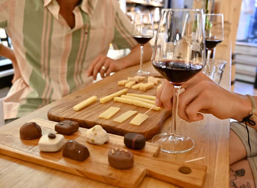 Amsterdam: 10 Tastings Guided Food Tour by UNESCO Canals - Binnenstad cheese tasting: gouda with the kind of story that sticks