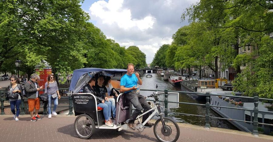 Amsterdam: 2-Hour Sightseeing Tour by Rickshaw - Why a bike-taxi rickshaw is the smart way to see Amsterdams center