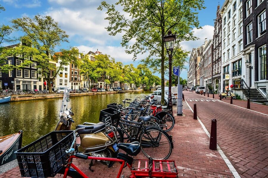 Amsterdam: 3-Hour Private Bike Tour of the City Center - The Jordaan area: art galleries, markets, and real street texture