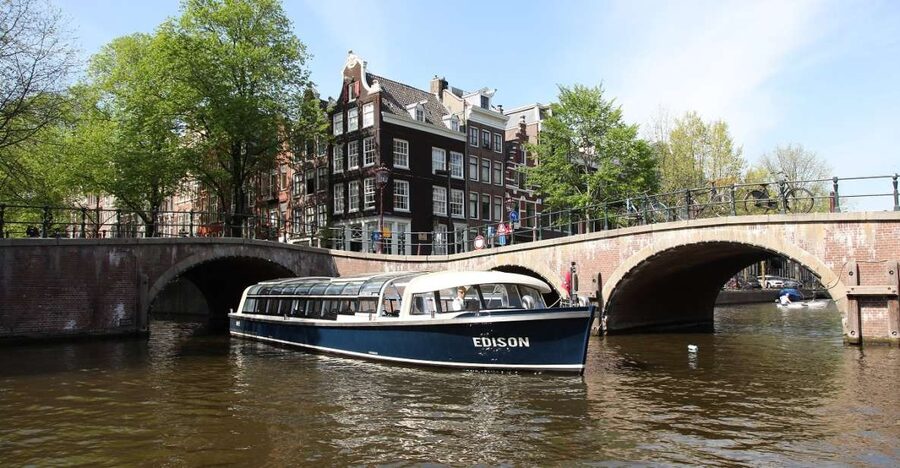Amsterdam: 75 Minute City Canal Cruise with Audio Guide - Timing and crowding: how to pick the best departure