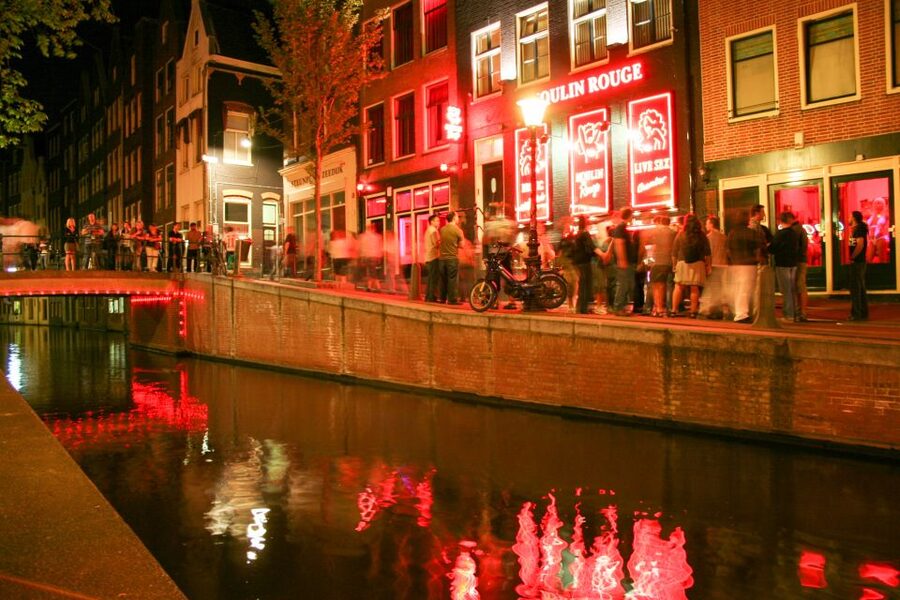 Amsterdam: After Dark Red Light District Tour - Meeting Point at Frisco Inn: Starting Fast, Not Lost