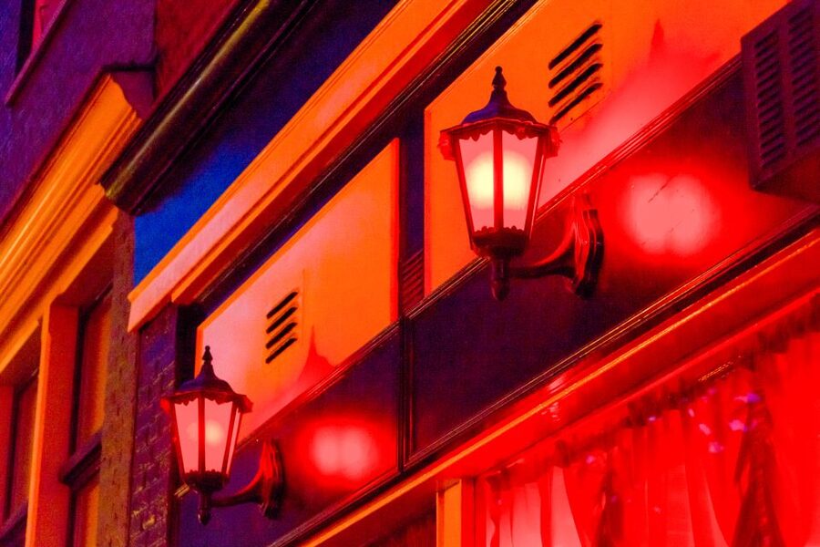 Amsterdam: After Dark Red Light District Tour - De Waag Restaurant: Photo Stop, Sightseeing, and a Clean Finish