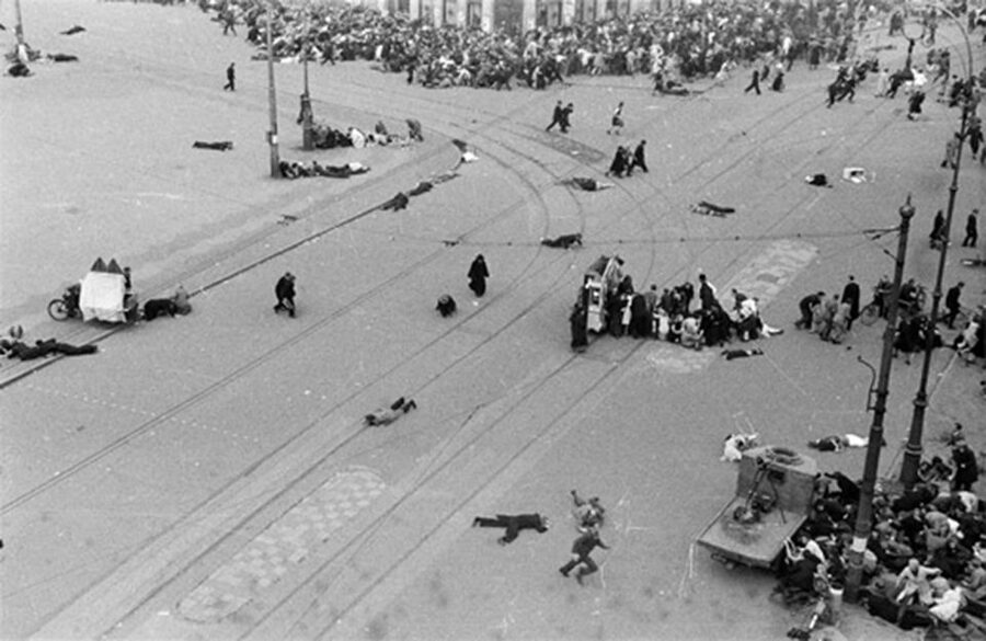 Amsterdam: Anna Frank and World War II History Walking Tour - Meeting at HART Museum (ex Hermitage) and getting your bearings