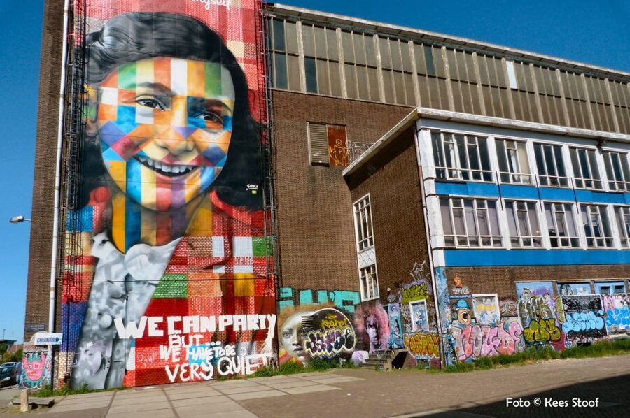 Amsterdam: Anne Frank and Jewish Quarter Guided Walking Tour - Entering Amsterdam’s Jewish Quarter with real context