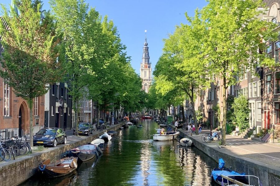 Amsterdam: Anne Frank Walking Tour - Guided in EN/DE/IT/ES - Jewish Historical Museum, memorial street notes, and remembering the past in plain sight