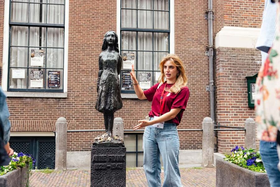 Amsterdam: Anne Frank Walking Tour - Guided in EN/DE/IT/ES - Auschwitz Monument, the Dokwerker, and the way Amsterdam faced WWII