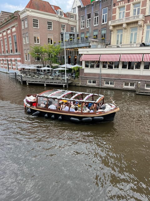 Amsterdam: Boat Tour with Optional Unlimited Drinks - The guide experience: LGBTQ-friendly hosting and the storytelling tone