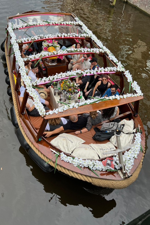 Amsterdam: Boat Tour with Optional Unlimited Drinks - Price and value: small boat comfort plus drinks plus a guided loop