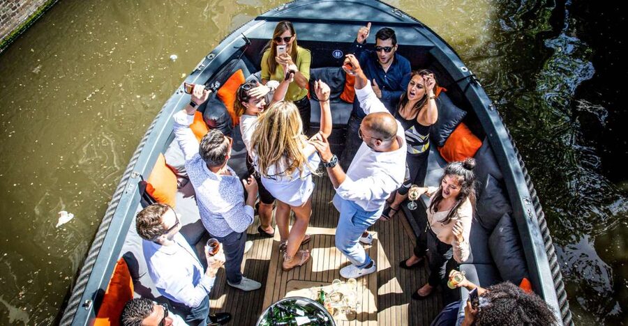 Amsterdam: Canal Belt Private Beer Boat Tour - Meeting at Seapalace and finding your dock fast