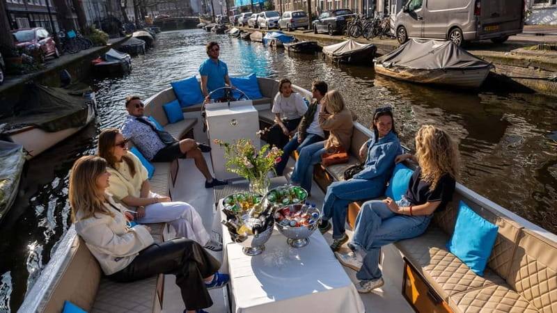 Amsterdam: Canal Cruise in Open Boat with Drink Option - How the guides shape the cruise experience