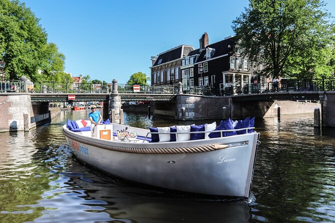 Amsterdam Canal Cruise in Open Boat with Unlimited Drinks Option - Guides, Captains, and the One-Hour Storytelling Style