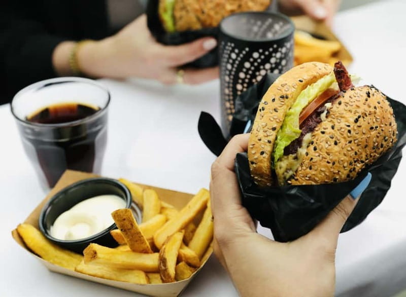 Amsterdam canal cruise with culinary burger or cheese & wine - Burgerbar vs. Cheese & Wine: choosing the right cruise in Amsterdam