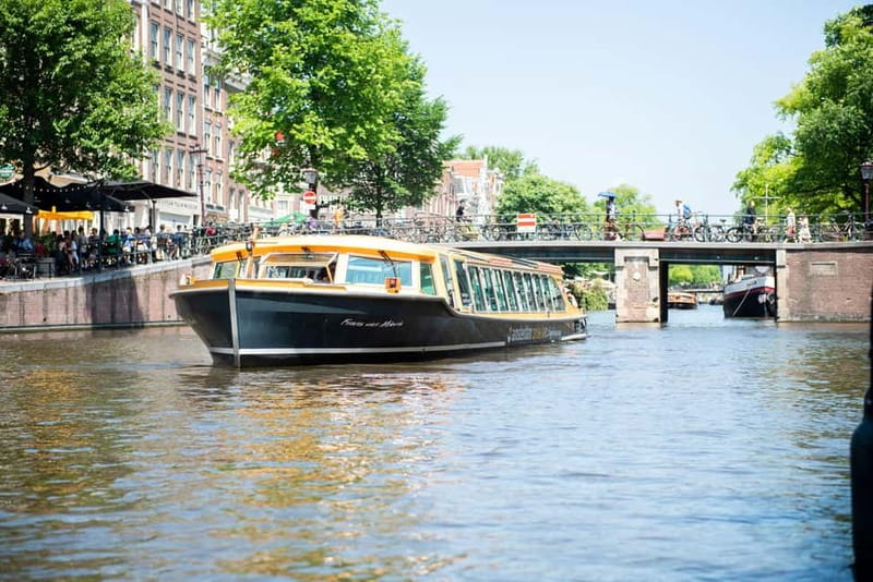 Amsterdam canal cruise with culinary burger or cheese & wine - Heated comfort and real host service on board