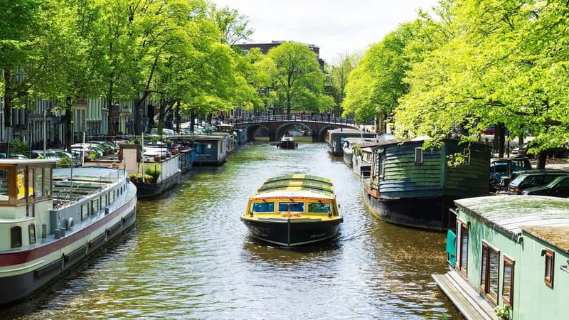 Amsterdam canal cruise with culinary burger or cheese & wine - Your canal route from De Negen Straatjes to the Jordaan in 75 or 90 minutes