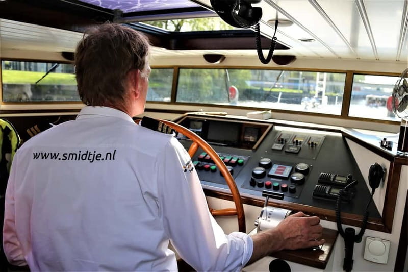 Amsterdam canal cruise with culinary burger or cheese & wine - Guided storytelling in English plus an audio guide option