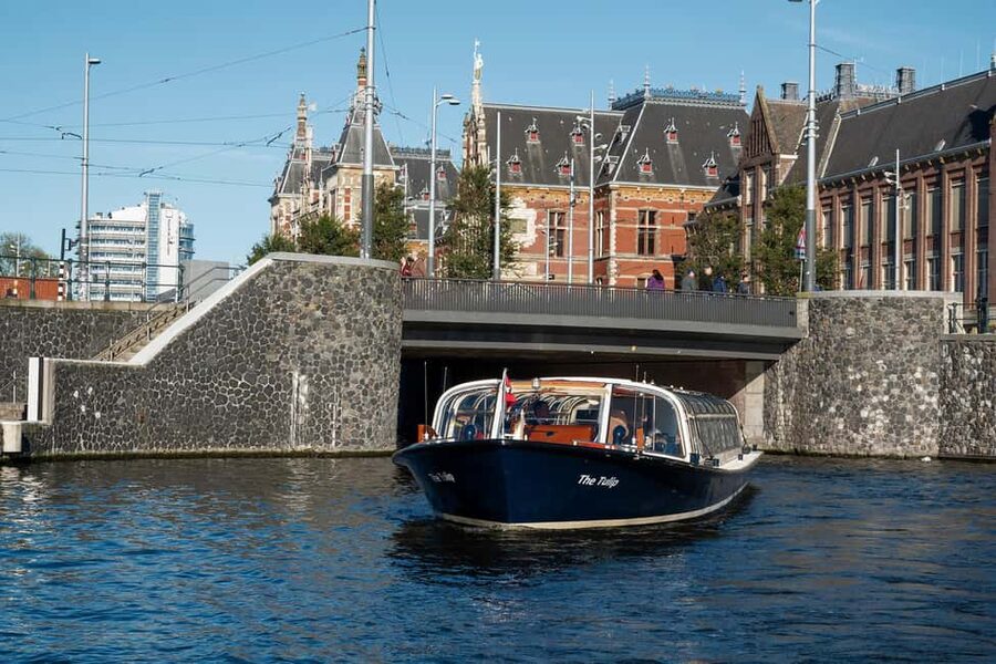 Amsterdam: Canal Cruise with Live Commentary & Audio Guide - How the Live Captain Commentary and Audio Guide Work Together