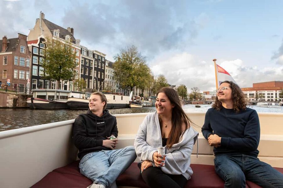 Amsterdam: Canal Cruise with Live Commentary & Audio Guide - Drinks, Bathroom, and the Little Practical Wins