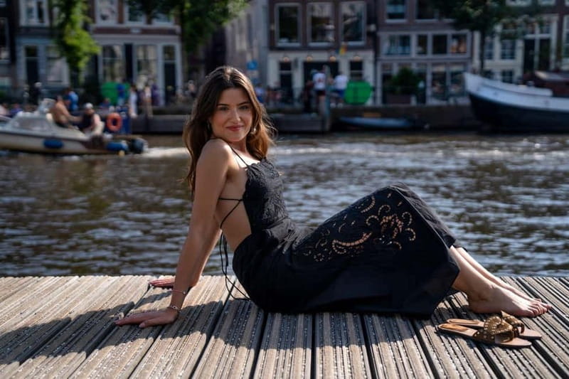 Amsterdam Canals Photoshoot: Private Solo, Family or Couples - Amsterdam Canal Photoshoot on Damrak or Amstel, with a private photographer