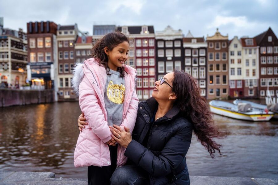 Amsterdam Canals Photoshoot: Private Solo, Family or Couples - Love shoots: a fun date feeling, with real connection