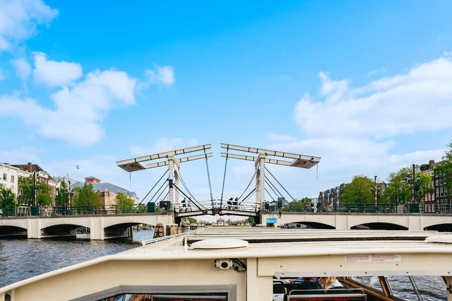 Amsterdam: City Canal Cruise and Rijksmuseum - Audio systems and earphones: the “how” behind a good listen