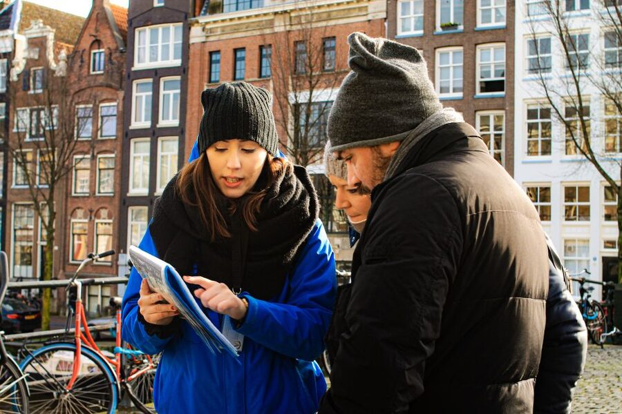 Amsterdam: City Center Walking Tour in italian - Entering Amsterdam with an Italian local guide, not a textbook