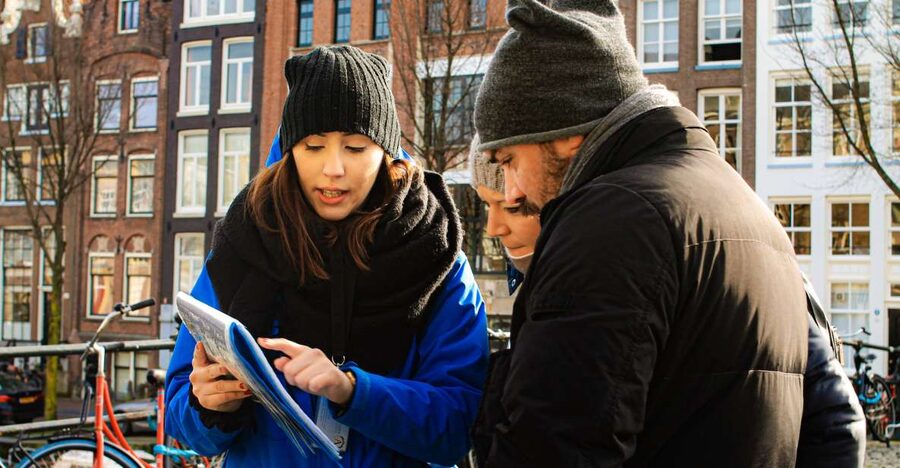 Amsterdam: City Center Walking Tour in italian - Starting at Euro Pub, finding the blue umbrella, and setting yourself up