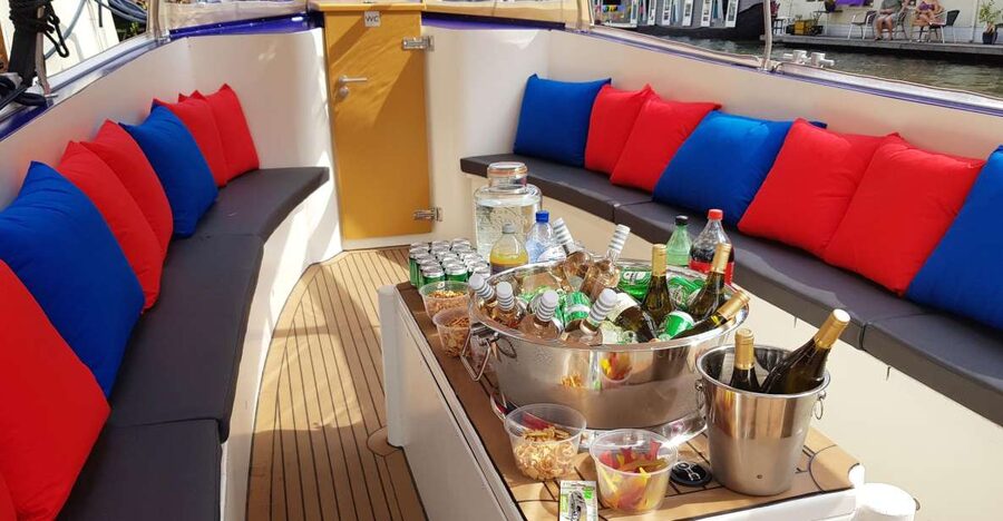 Amsterdam: Covered Canal Booze Cruise with Unlimited Drinks - Key things you’ll notice on this Amsterdam booze cruise