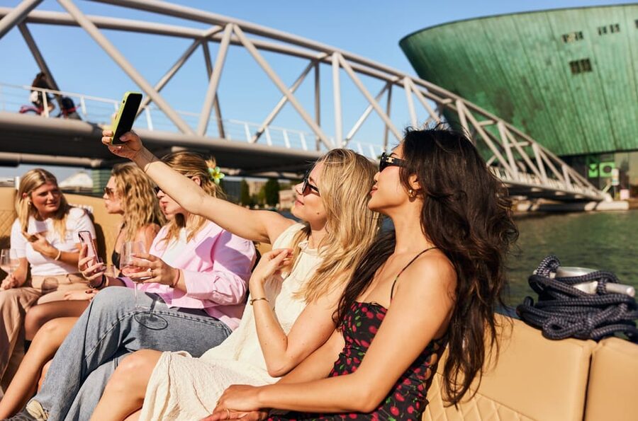 Amsterdam: Cozy Evening Canal Cruise With Open Bar Option - Key Things That Make This Cruise Worth Your Time