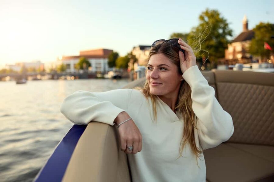 Amsterdam: Cozy Evening Canal Cruise With Open Bar Option - Getting Onboard Near Dam Square, and Why the Location Matters