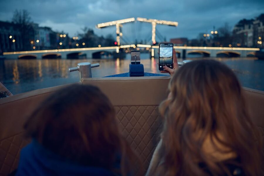 Amsterdam: Cozy Evening Canal Cruise With Open Bar Option - Timing and Price: Is $22 a Good Deal for a One-Hour Evening?