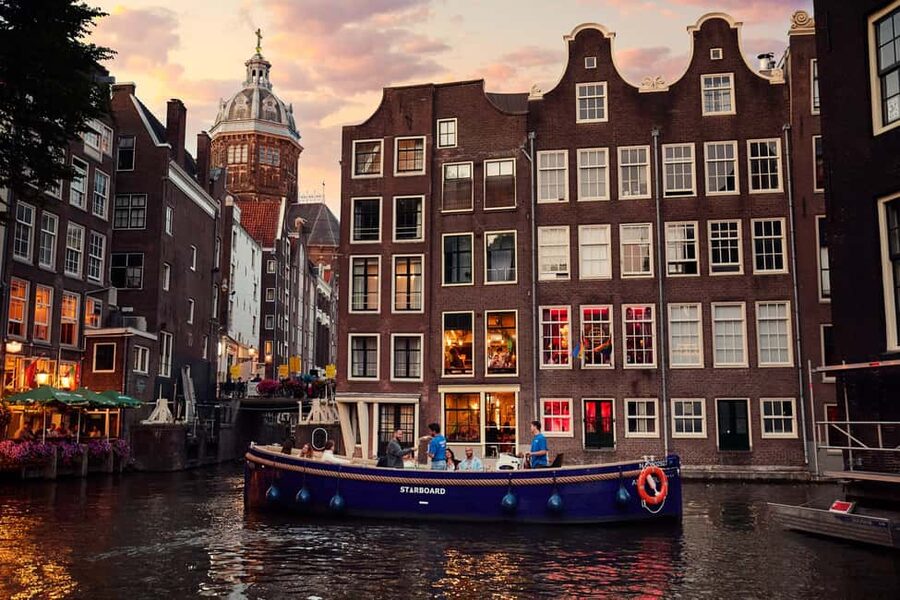 Amsterdam: Cozy Evening Canal Cruise With Open Bar Option - Covered Comfort, Rain-Proofing, and the Blanket Plan
