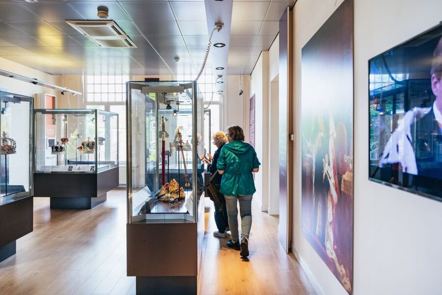 Amsterdam: Diamond Museum Entrance Ticket - Entering the Exhibits: What the Museum Teaches You