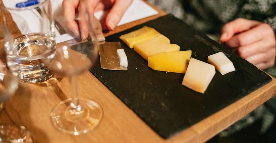 Amsterdam: Dutch Cheese Tasting Experience with Wine - The Old Amsterdam story you actually remember