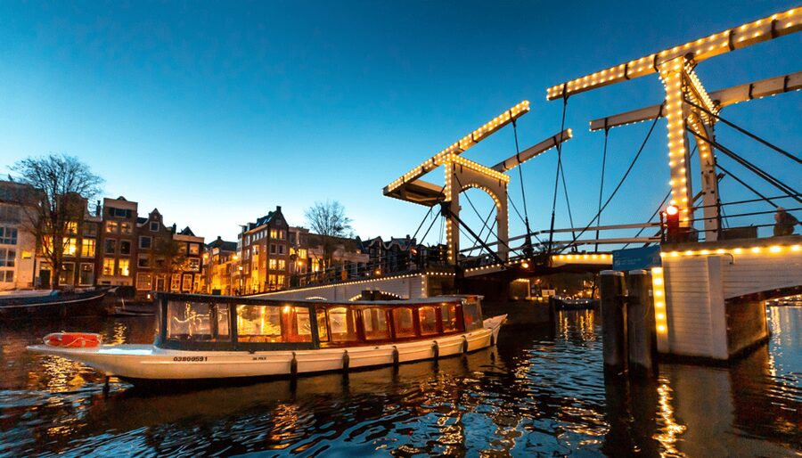 Amsterdam: Evening Canal Cruise with (Open) Bar on Board - Why this Amsterdam evening cruise works so well