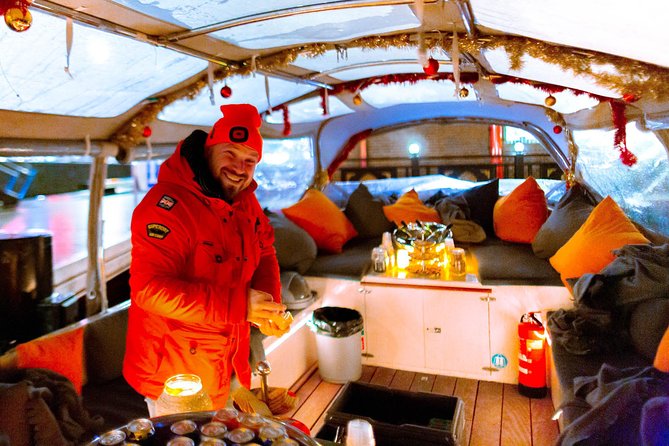 Amsterdam Evening Cosy & Small Cruise & Drinks and Bites - Sunset - Meeting up and boarding: the step, the cold, and why it matters