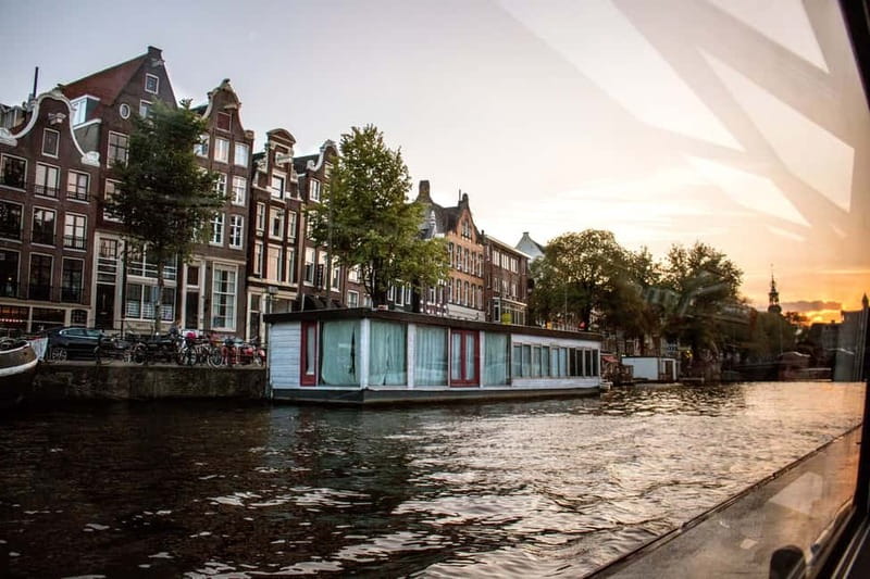 Amsterdam: Evening Pizza Cruise Along the Canals - Drinks on Board: The Relaxed Part of the Evening