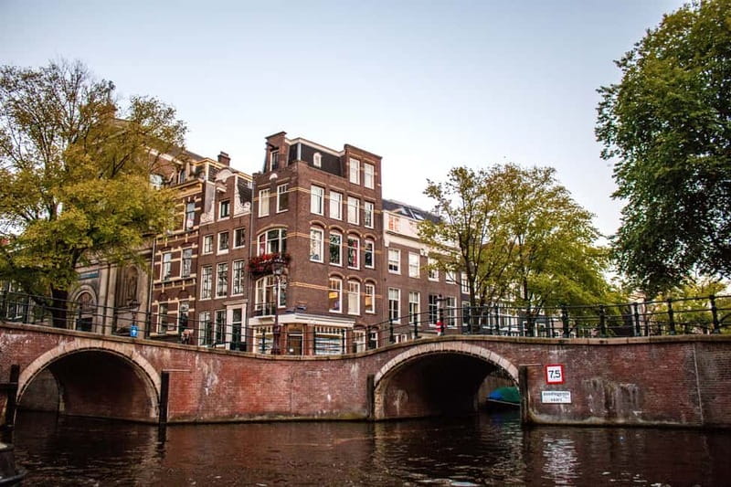 Amsterdam: Evening Pizza Cruise Along the Canals - Getting On the Boat at Stromma Damrak Pier 5