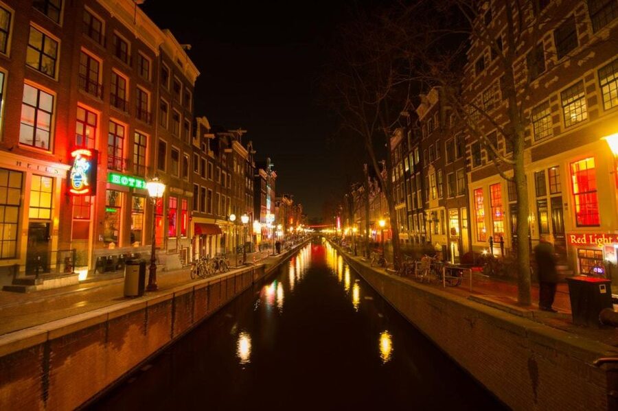 Amsterdam: Exclusive Red Light District Tour and Drink - Key points before you go