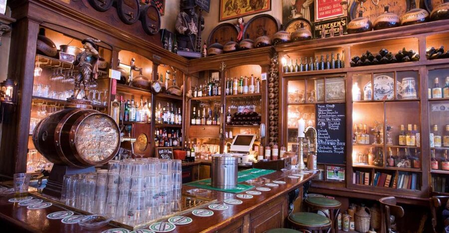 Amsterdam: Exclusive Red Light District Tour and Drink - Starting at the damrak, walking into the old town first