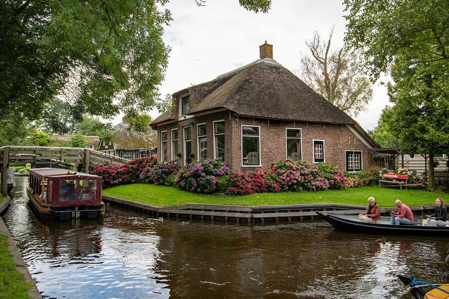 Amsterdam: Explore Giethoorn in a Private Tour with Driver - What to plan for day-of, so you enjoy it more