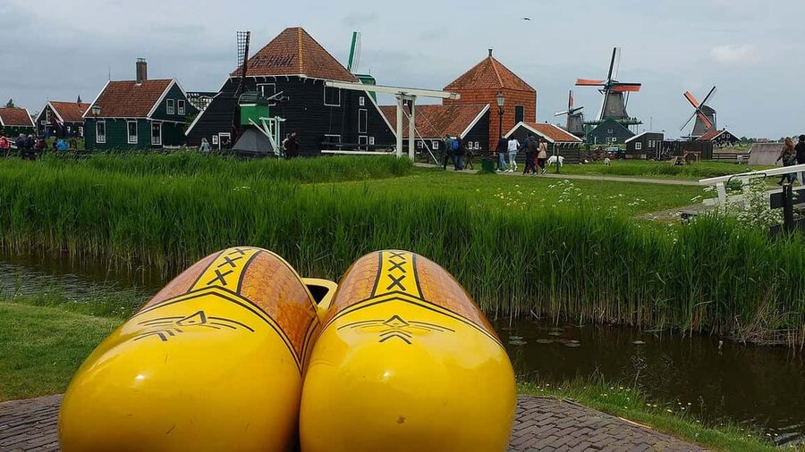 Amsterdam: Explore Zaanse Schans: Half-Day Luxury Coach Trip - Wooden shoes and clog-making: the shop visit that adds texture