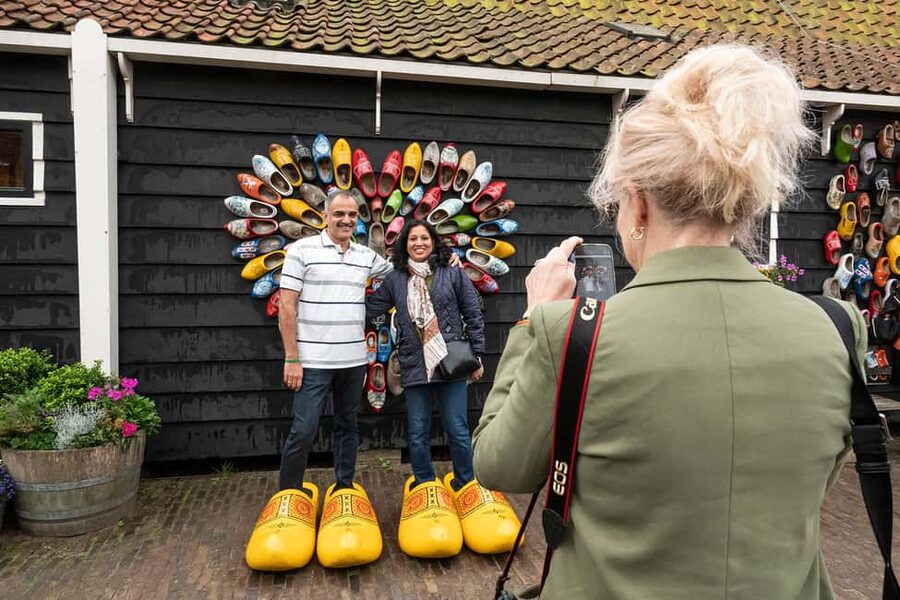 Amsterdam: Explore Zaanse Schans: Half-Day Luxury Coach Trip - Using the free map and app-based walking tour without stress
