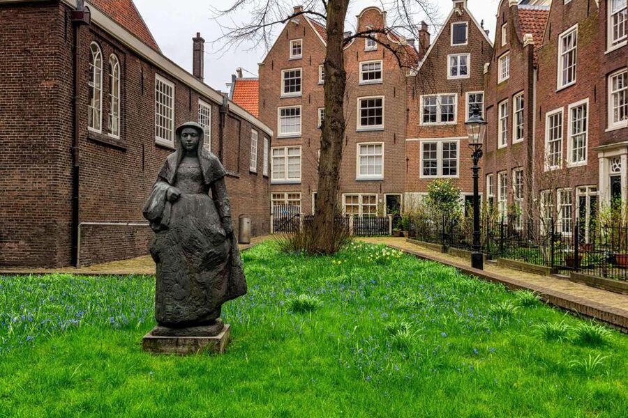Amsterdam Family Friendly Historical Walking Tour - Booking and group size: what to expect for a private family day