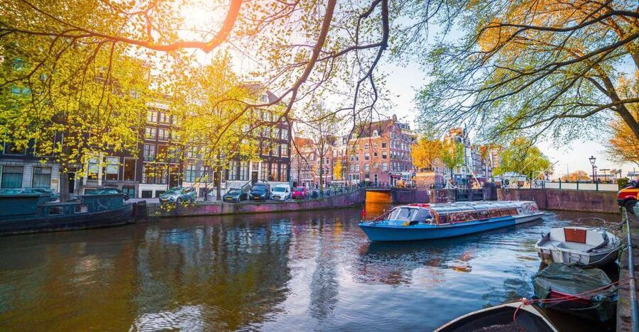 Amsterdam Family Friendly Historical Walking Tour - Meeting at Singel 399, finding the Red Hood Grand Mum, and starting on time